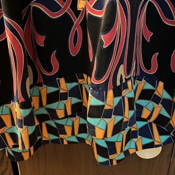 Cabi 100% silk top. 3/4 sleeved. Tie at the waist. Size Small - Picture 5 of 10